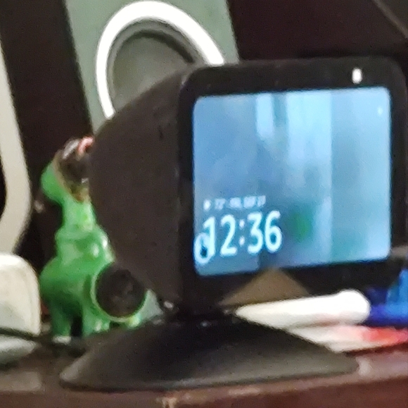 Echo 5 withstand and USB and USBC outputs refurbished a month ago - Picture 1 of 3